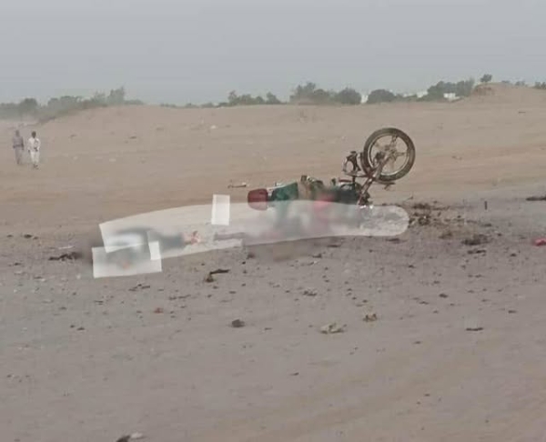 ‏‎غارة جوية تستهدف شخصين في 