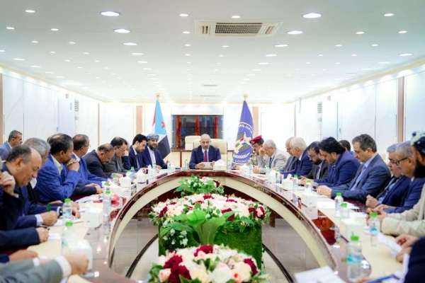 بحضور وزير الدفاع.. الزبيدي يترأس اجتماعا لقيادة الانتقالي ويوجه بتطبيع الأوضاع في حضرموت والمهرة