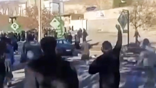 احتجاجات إيران تدخل يومها التاسع... والقبضة الأمنية تتصاعد