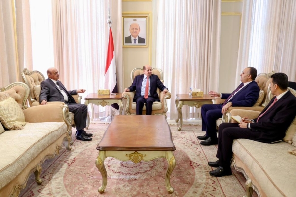 رئيس الوزراء يطالب بتسريع إجراءات الصرف للرواتب في لقاء مع محافظ البنك