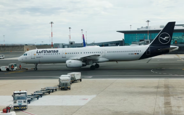 شركات طيران تغير مسار رحلاتها وتلغي أخرى مع تصاعد التوتر بشأن إيران