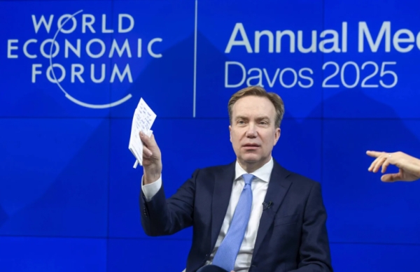 منتدى دافوس يحقق في علاقة رئيسه بجيفري إبستين