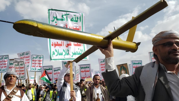 هل يدخل الحوثيون الحرب إلى جانب إيران؟ اليمن قد يفتح جبهة خطيرة في البحر الأحمر