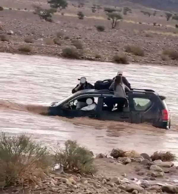 العليمي يطلع على أضرار الأمطار والسيول وجهود مساعدة المتضررين في تعز والحديدة