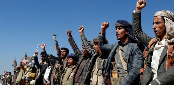 نيويورك تايمز: مخاوف من توسع تهديد الحوثيين للملاحة بين أفريقيا واليمن مع تصاعد الحرب