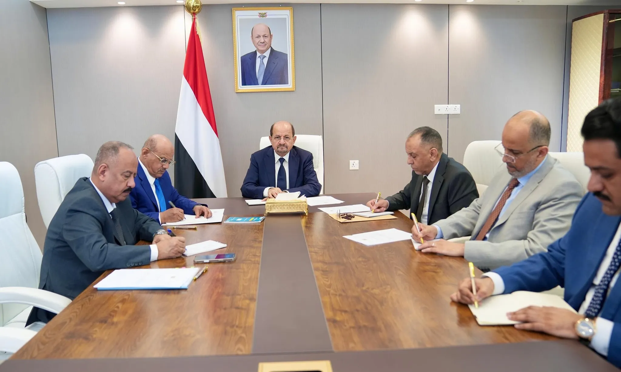 حكومة اليمن تعلن جاهزيتها لمواجهة تداعيات التصعيد الإقليمي وضمان الاستقرار