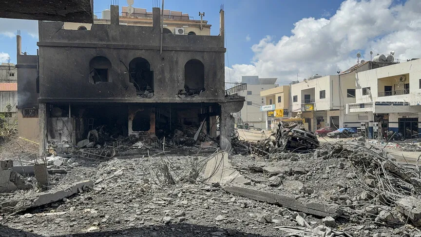 إسرائيل تهاجم 53 منطقة في جنوب لبنان الجمعة وتوقع 23 قتيلا