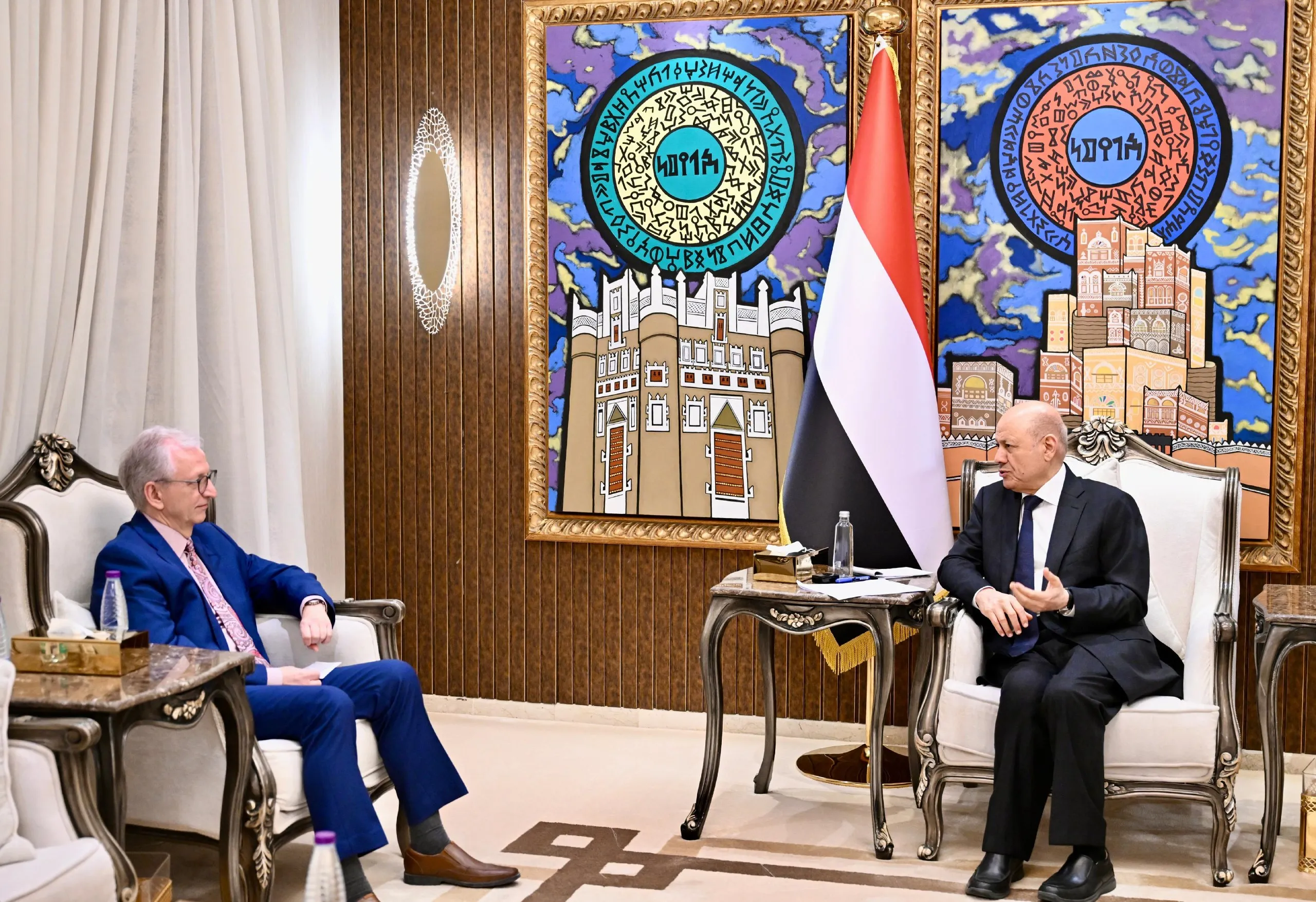 العليمي: أمن الملاحة الدولية مرهون بإنهاء سيطرة وكلاء إيران على أجزاء من البر اليمني