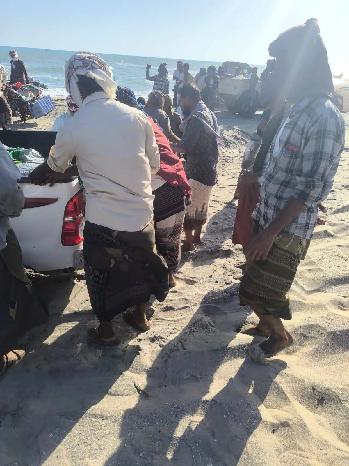 عمليات البحث جارية عن شقيقه.. العثور على جثة صياد بعد أسبوع من فقدانه في سواحل شبوة