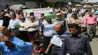 مسيرة جماهيرية واحتجاجات واسعة لموظفي تعز تطالب الشرعية بصرف المرتبات