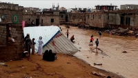 معاناة النازحين جراء السيول بمأرب متواصلة.. إهمال حكومي وغياب للمنظمات الدولية
