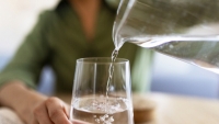 ما الذي يسببه عدم شرب كمية كافية من الماء للجسم؟
