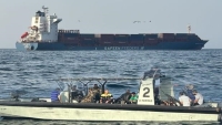 البحرية العُمانية تنقذ طاقم سفينة بعد قصفها بصاروخين قرب مضيق هرمز
