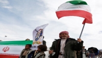 الجارديان: دخول الحوثيين الحرب من اليمن يهدد بتوسع الصراع ويؤثر على الملاحة