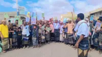 أبين.. تظاهرة في أحور تطالب بحملة أمنية لمنع حمل السلاح في السوق