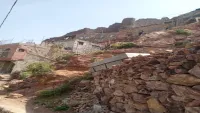 الدفاع المدني يحذر.. الصخور الآيلة للسقوط غرب قلعة القاهرة في تعز تهدد حياة 123 شخصا